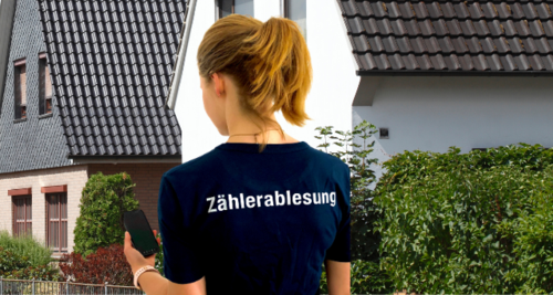 Frau mit Shirt Zählerablesung läuft durch eine Straße