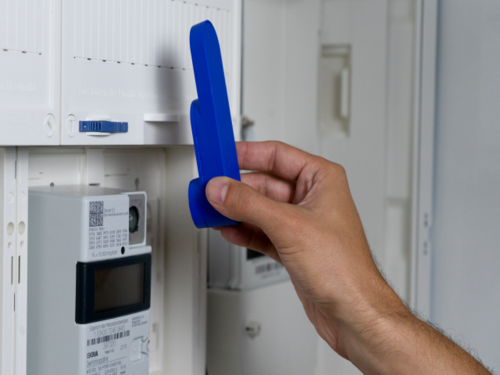 IOmeter in Hand vor Stromzähler