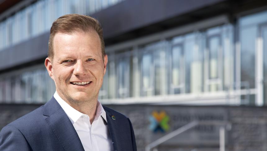 Geschäftsführer Manuel Drossard vor dem Geschäftsgebäude