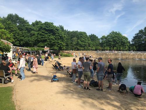 Menschen beim Festival am Schwanenteich
